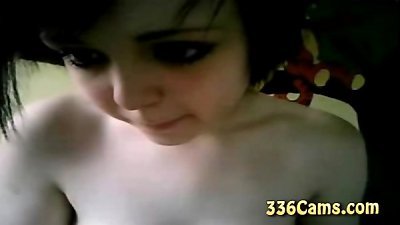 法定年龄大的好女孩蒂芙尼在凸轮上暴露了巨大的fuckbags