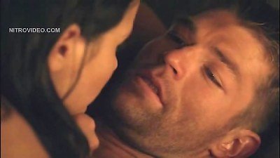 卡特里娜飓风裸露并与人肉战斗