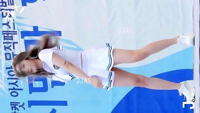 公众号【91公社】美女运动风制服户外走光热舞无数