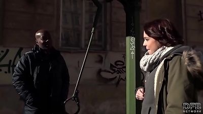 黑发吹黑骨吸吮，然后用丈夫出现流行音乐