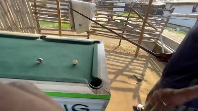 与男友一起在斯诺克台上度过新年快乐