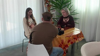 大胸金发女郎在幕后获得额外的啄击 - 荡妇 Bri