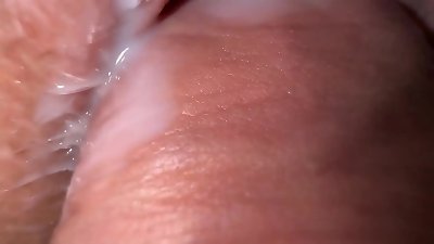 近距离与穿着内裤的继姐妹进行性交，紧绷的奶油色阴户和狭缝上的勇气