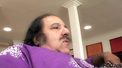 与罗恩·杰里米 (Ron Jeremy) 真正的初出茅庐的自制做爱视频