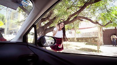 我没有钱支付我的探险之旅，但我的姐夫，一个非常狂野的人，不仅接了我，还给了我一份工作，这样我就可以支付费用。